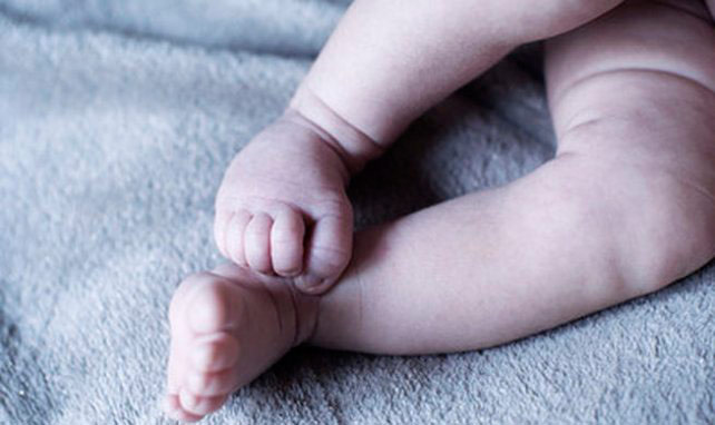 Le quitan la tenencia de su bebé a una pareja vegana por desnutrición